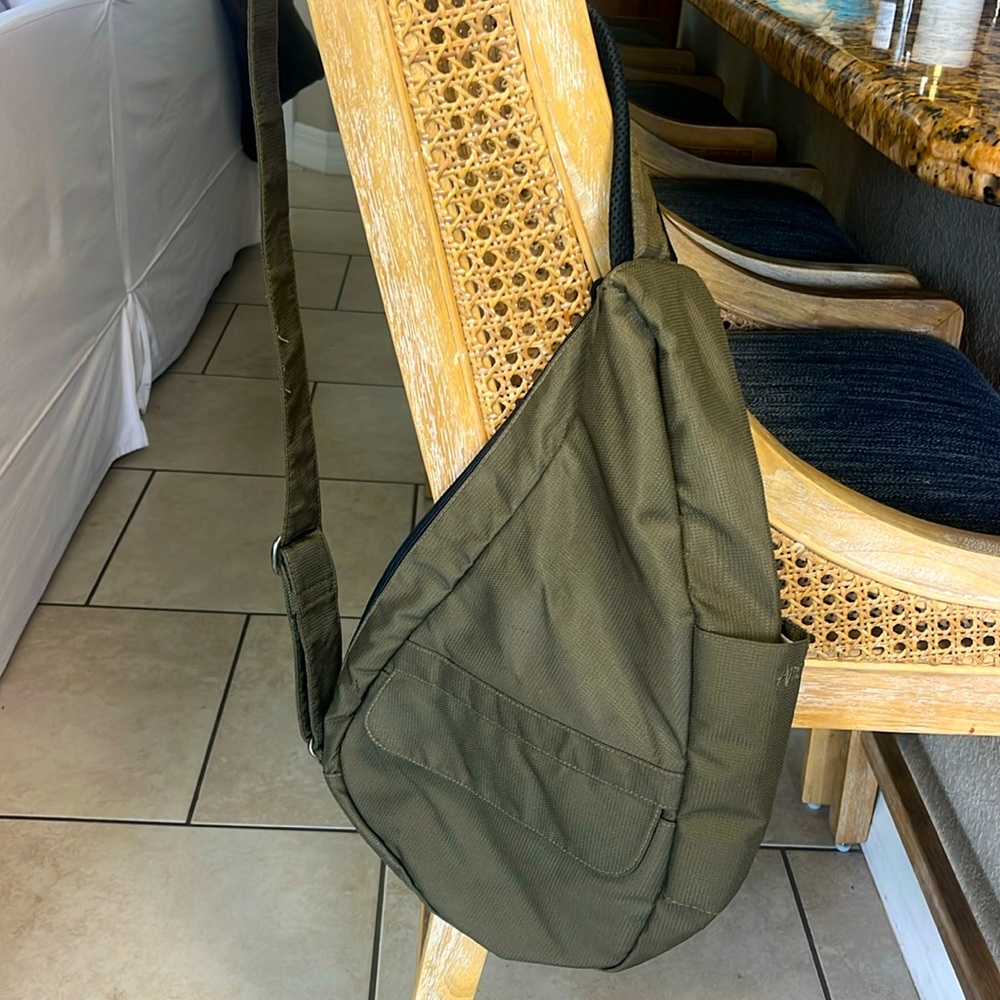 EUC Ameribag olive green adjustable strap, healthy back bag unisex